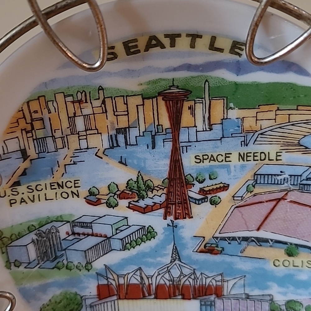 VINTAGE 1962 Seattle World's Fair Mini Plate With Wire Frame Hanger/Stand - Picture 11 of 15